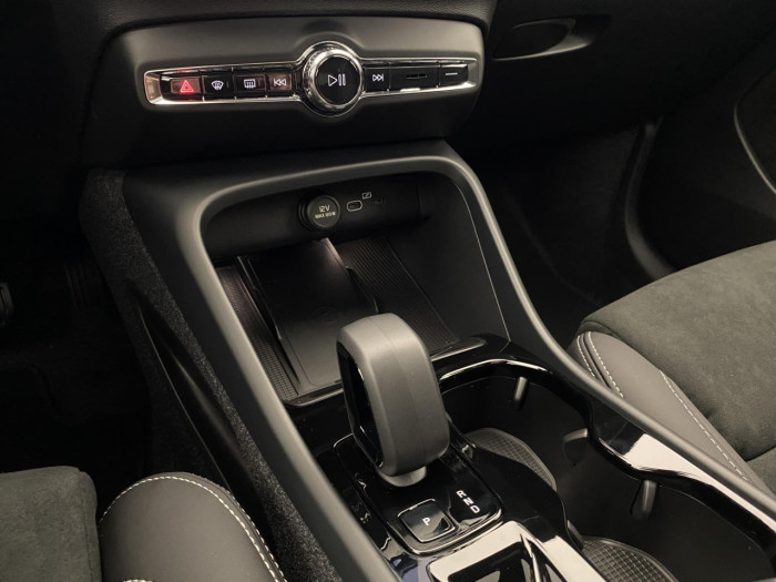 Volvo XC40 B3 AUT PLUS BLACK EDITION na operativní leasing