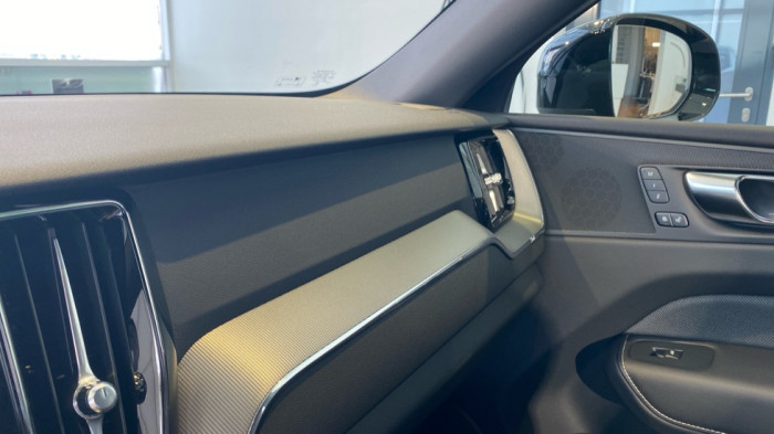 Volvo XC60 PLUS DARK, T6 AWD, 186+107 kW / 253+145 HP na operativní leasing