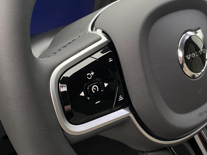 Volvo XC90 B5 AWD AUT DARK PLUS na operativní leasing