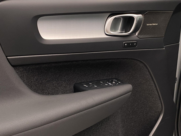 Volvo XC40 B3 AUT PLUS BLACK EDITION na operativní leasing