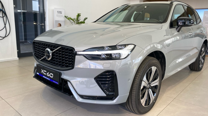 Volvo XC60 PLUS DARK, T6 AWD, 186+107 kW / 253+145 HP na operativní leasing