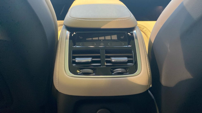 Volvo XC90 PLUS BRIGHT, B5 AWD, 184+10 kW / 250+14 HP na operativní leasing