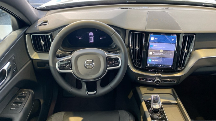 Volvo XC60 PLUS DARK, T6 AWD, 186+107 kW / 253+145 HP na operativní leasing