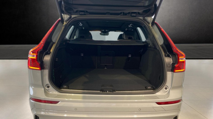 Volvo XC60 PLUS DARK, T6 AWD, 186+107 kW / 253+145 HP na operativní leasing