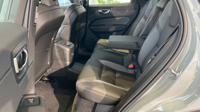 Volvo XC60 PLUS DARK, T6 AWD, 186+107 kW / 253+145 HP na operativní leasing