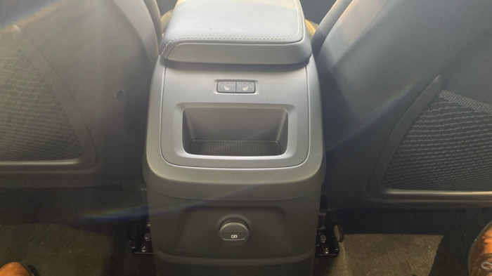 Volvo XC60 PLUS DARK, T6 AWD, 186+107 kW / 253+145 HP na operativní leasing