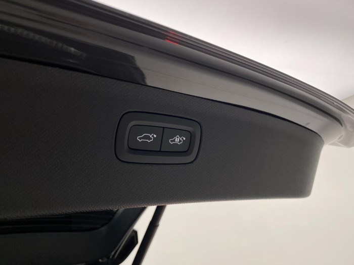 Volvo XC90 B5 AWD AUT DARK PLUS na operativní leasing