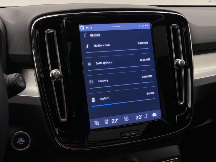 Volvo XC40 B3 AUT PLUS BLACK EDITION na operativní leasing