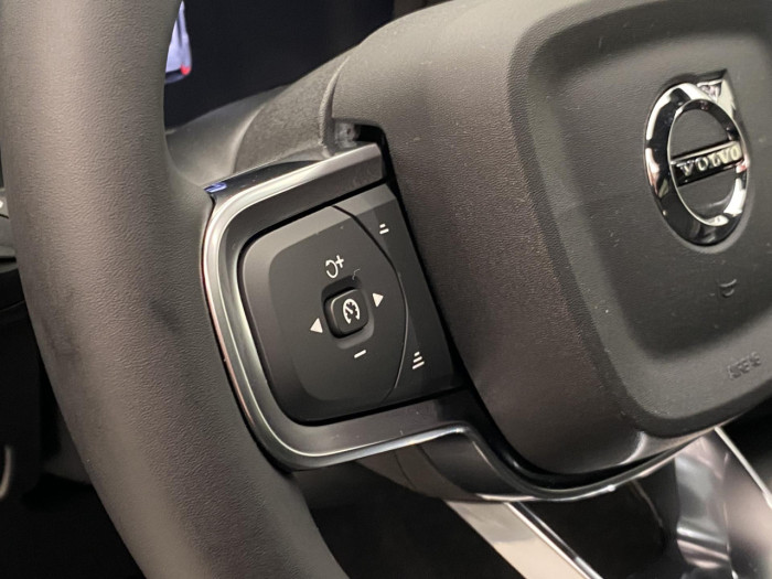 Volvo XC40 B3 AUT PLUS BLACK EDITION na operativní leasing