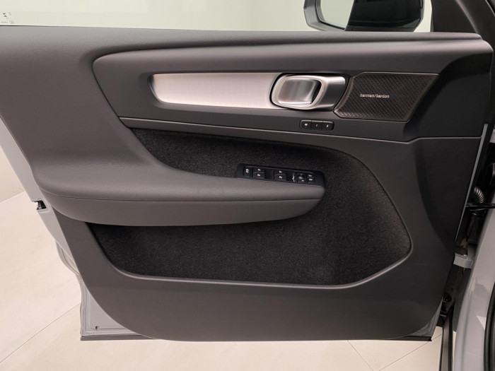 Volvo XC40 B3 AUT PLUS BLACK EDITION na operativní leasing