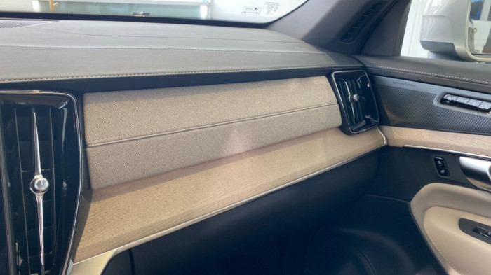 Volvo XC90 PLUS BRIGHT, T8 AWD, 228+107 kW / 310+145 HP na operativní leasing