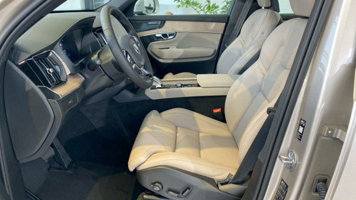 Volvo XC90 PLUS BRIGHT, B5 AWD, 184+10 kW / 250+14 HP na operativní leasing