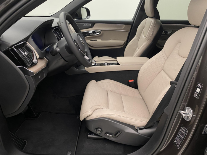 Volvo XC90 B5 AWD AUT DARK PLUS na operativní leasing