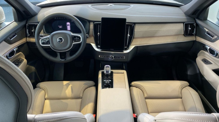 Volvo XC90 PLUS BRIGHT, T8 AWD, 228+107 kW / 310+145 HP na operativní leasing