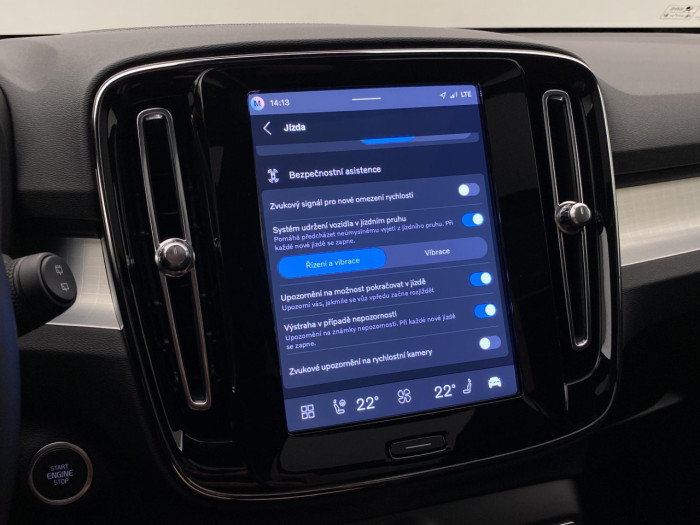 Volvo XC40 B3 AUT PLUS BLACK EDITION na operativní leasing