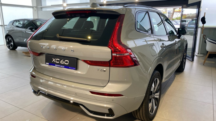 Volvo XC60 PLUS DARK, T6 AWD, 186+107 kW / 253+145 HP na operativní leasing