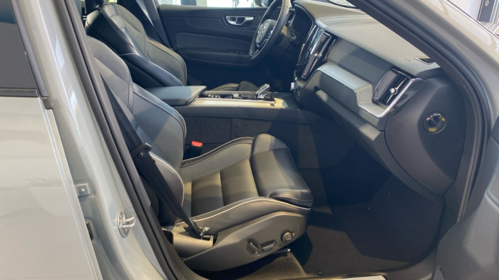 Volvo XC60 PLUS DARK, T6 AWD, 186+107 kW / 253+145 HP na operativní leasing