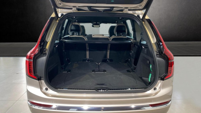 Volvo XC90 PLUS BRIGHT, T8 AWD, 228+107 kW / 310+145 HP na operativní leasing