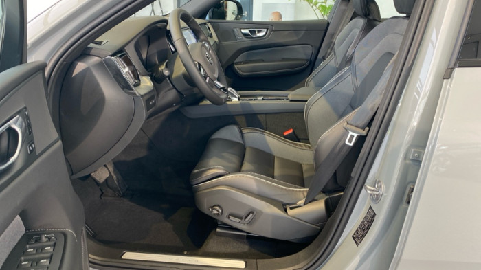 Volvo XC60 PLUS DARK, T6 AWD, 186+107 kW / 253+145 HP na operativní leasing