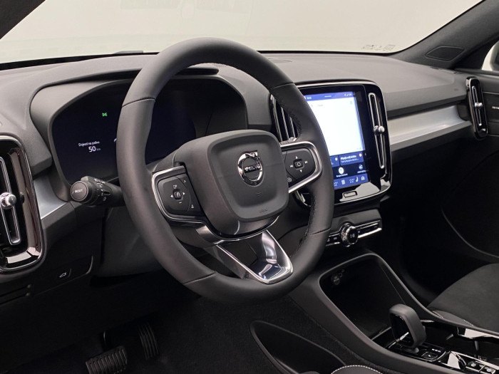 Volvo XC40 B3 AUT PLUS BLACK EDITION na operativní leasing