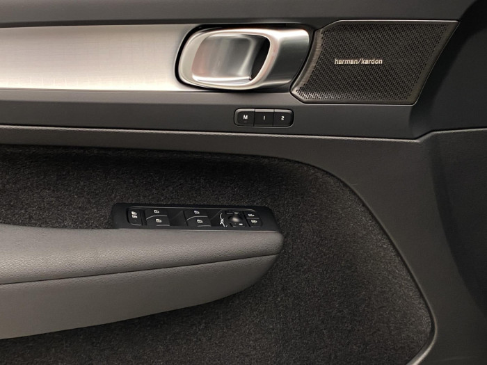 Volvo XC40 B3 AUT PLUS BLACK EDITION na operativní leasing