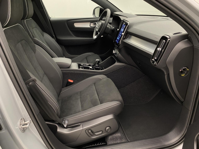 Volvo XC40 B3 AUT PLUS BLACK EDITION na operativní leasing