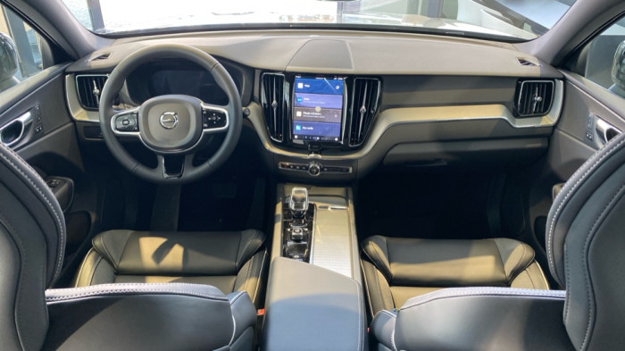 Volvo XC60 PLUS DARK, T6 AWD, 186+107 kW / 253+145 HP na operativní leasing