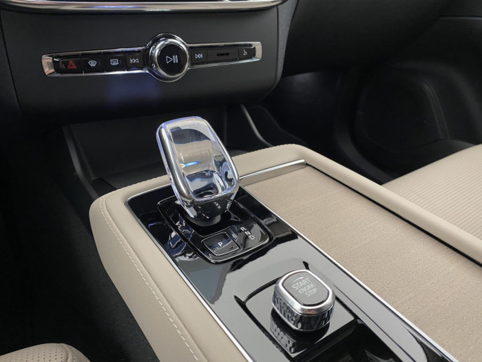 Volvo XC90 B5 AWD AUT DARK PLUS na operativní leasing