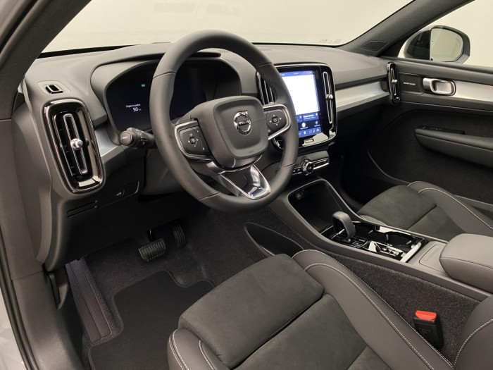 Volvo XC40 B3 AUT PLUS BLACK EDITION na operativní leasing