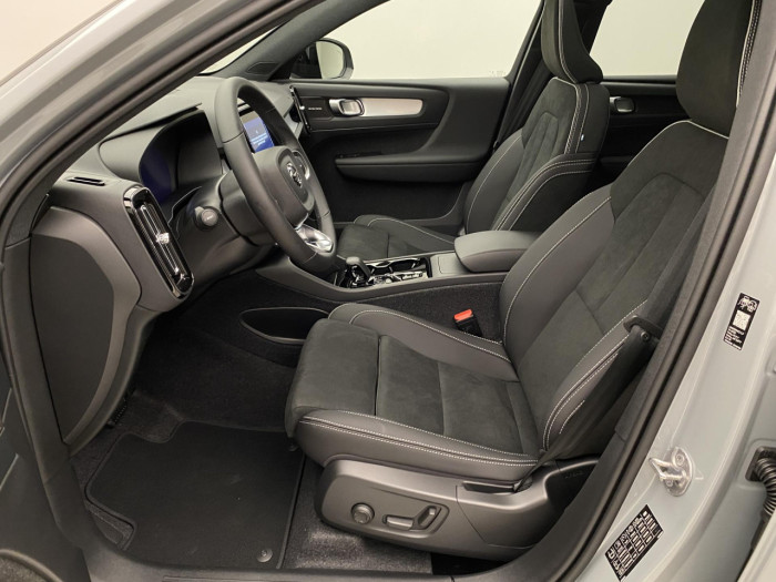 Volvo XC40 B3 AUT PLUS BLACK EDITION na operativní leasing