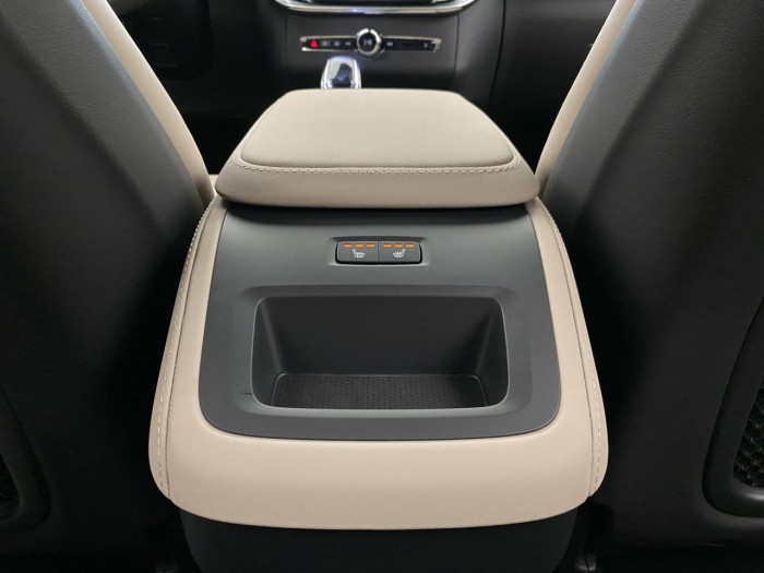 Volvo XC90 B5 AWD AUT DARK PLUS na operativní leasing